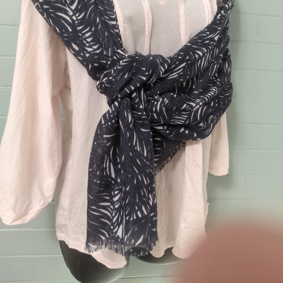 Lot of 2 J crew scarves. Blue and white and black and white - Picture 10 of 13